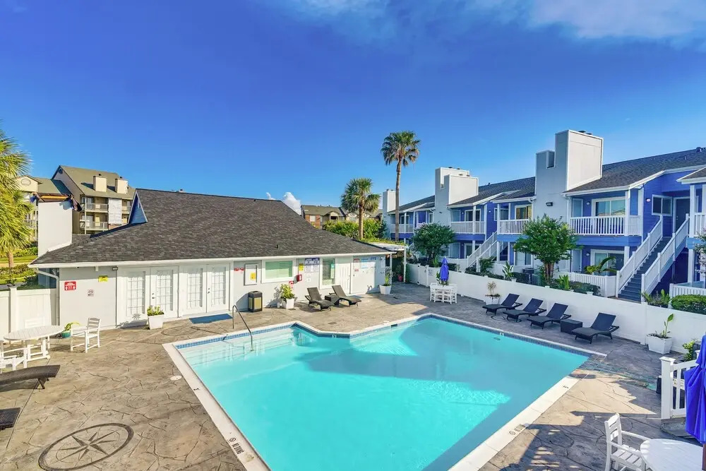 Bay View, Pool Access: Romantic Galveston Retreat!