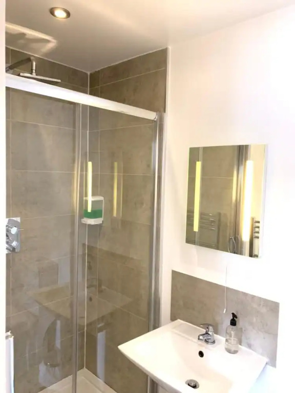 Private Rooms-Private Bathrooms-Near Airport- CABIN CREW paradise
