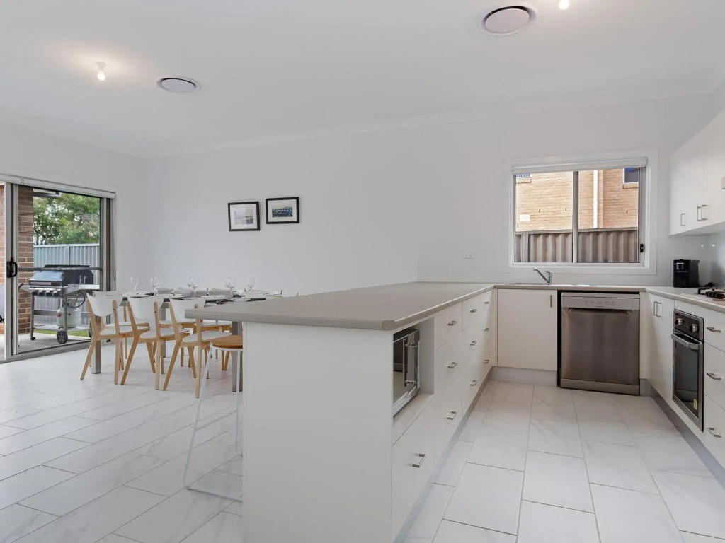 5b Bent Street large house with ducted air con foxtel and wifi