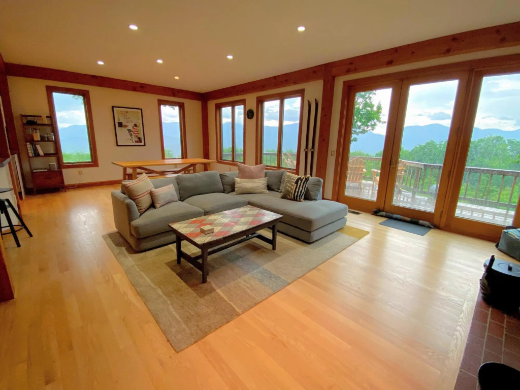 NEW!! Stunning home with breathtaking views, outdoor cedar sauna, great location!
