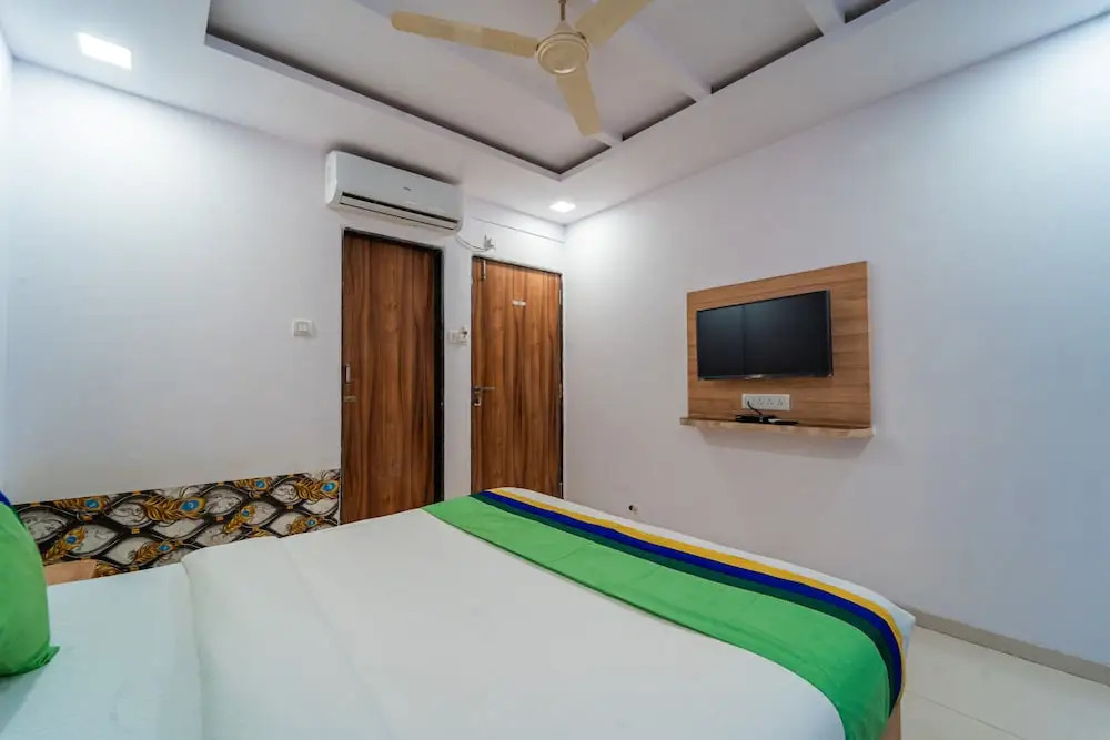 OYO 23365 Hotel Bright Plaza