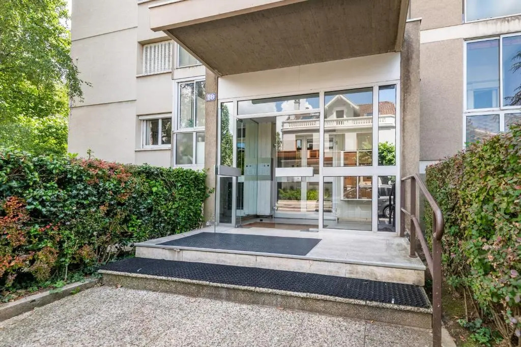 Spacious T3 apartment with a balcony near the old town