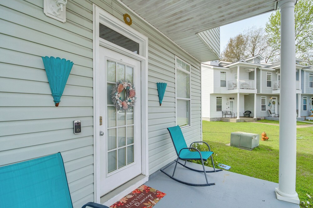 Stroll to Beach! 3BR Gulfport Escape, Pool Access