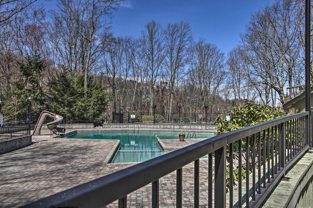 'the Phoenix' Cabin w/ Hot Tub in Gatlinburg!