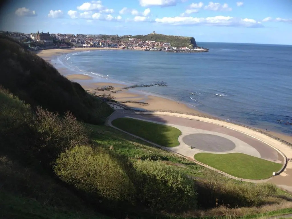 Large 5 Bed House in Scarborough near the beach, Large Garden & HOT TUB