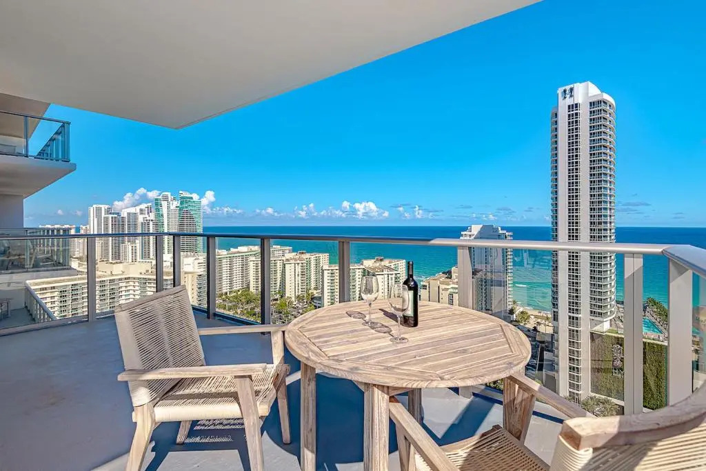5 Stars 2BR in the SKY UNIQUE Ocean & Bay View BALCONY