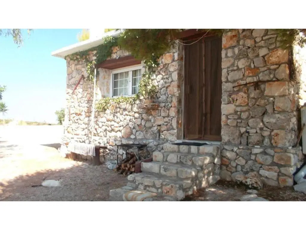 Lithahiro stone house