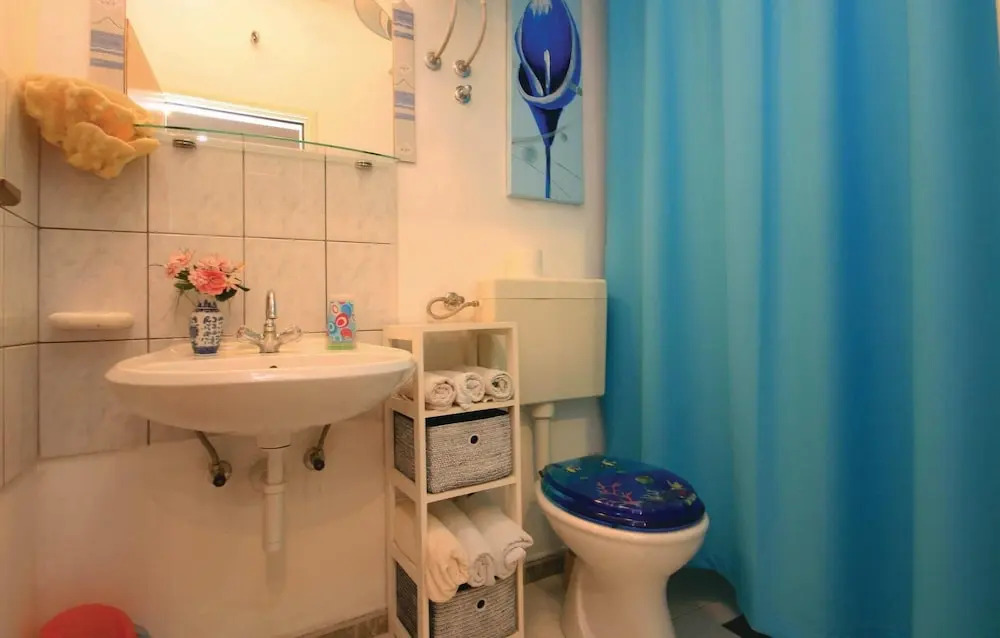 Beautiful Home in Brodarica With Wifi and 6 Bedrooms
