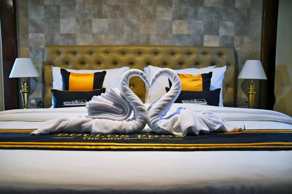 Doulos Phos The Ship Hotel