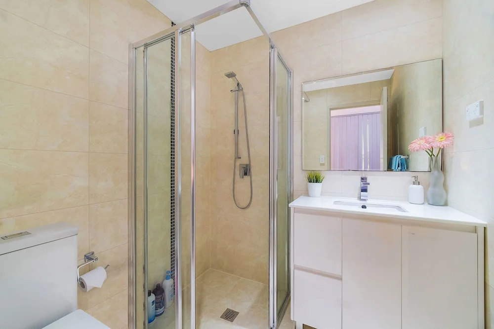 Near Airport & Train Station Stylish Two-Story Apartment