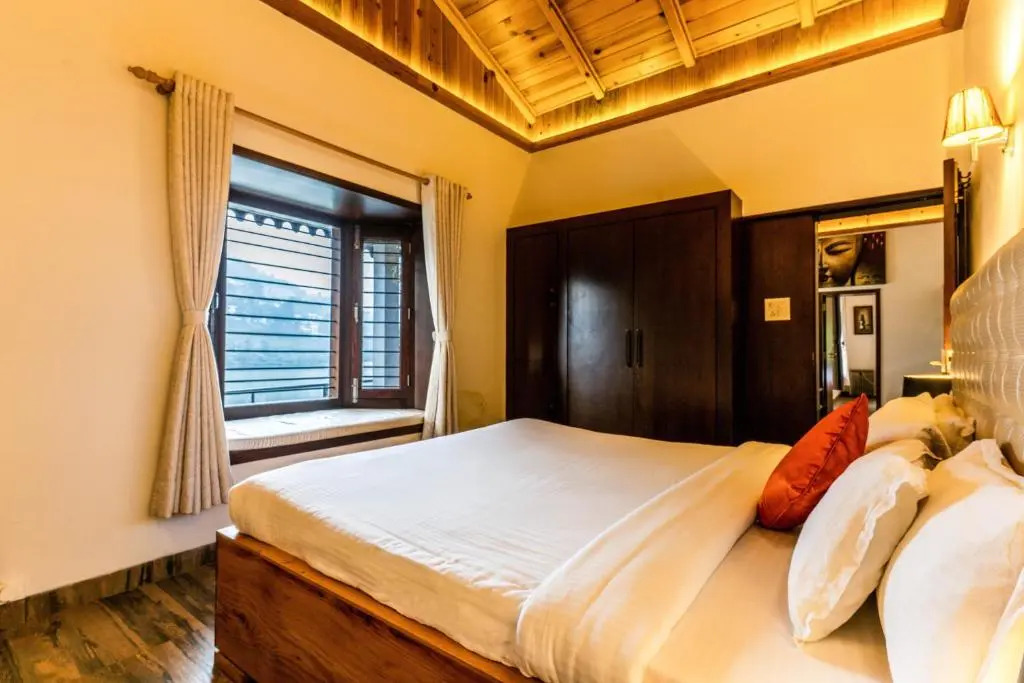 SaffronStays Gardens on the Lake - 2BR pet & elderly-friendly lakefront villa with lawns, bonfire & kitchenette near Nainital