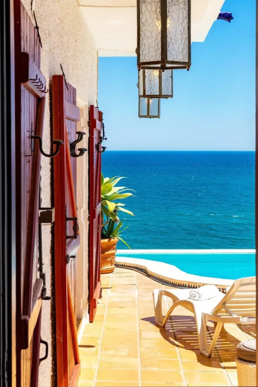 Outstanding beachfront villa Fuengirola