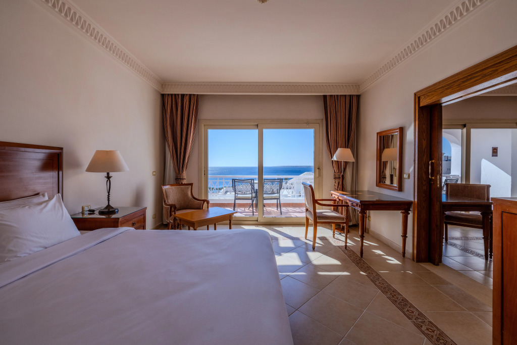 Курортный Отель Continental Plaza Beach Resort