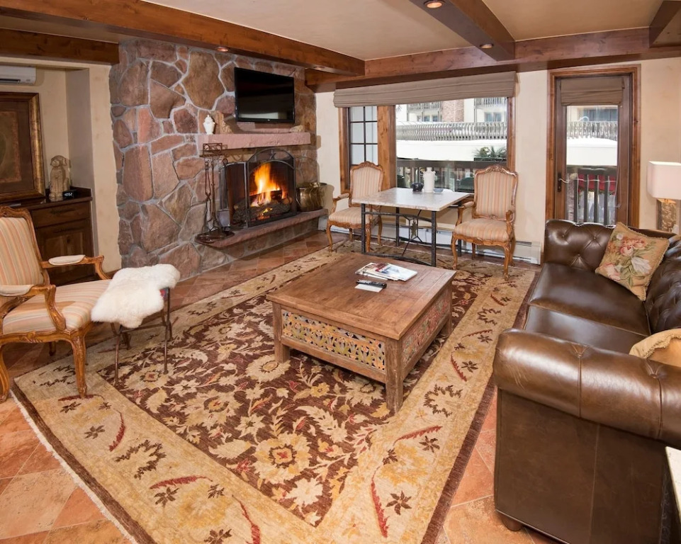 Relaxing 1 Bedroom Condo with Premium Amenities by RedAwning