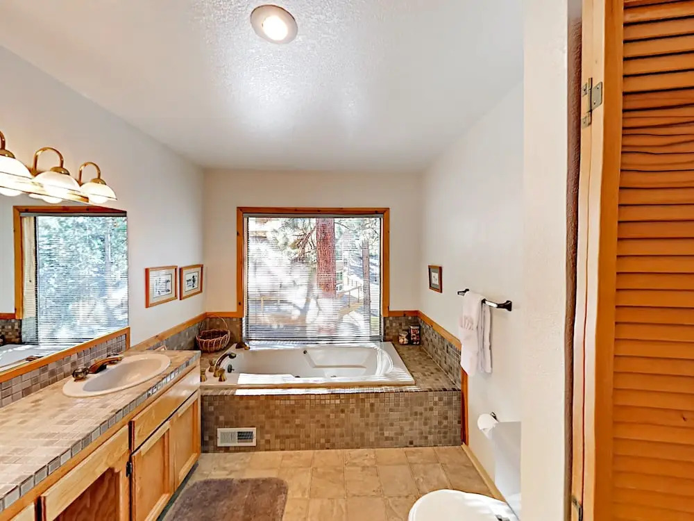 4BR South Lake Tahoe Multi Level House by RedAwning