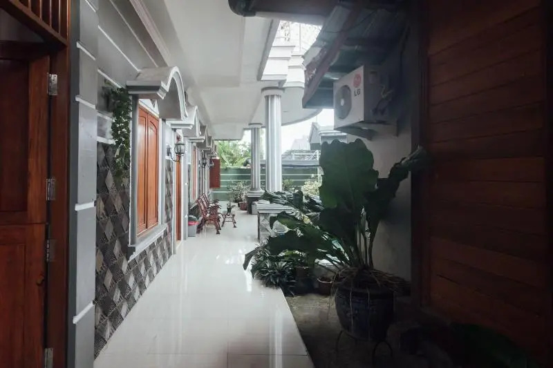 OYO 1300 Crecia Guest House