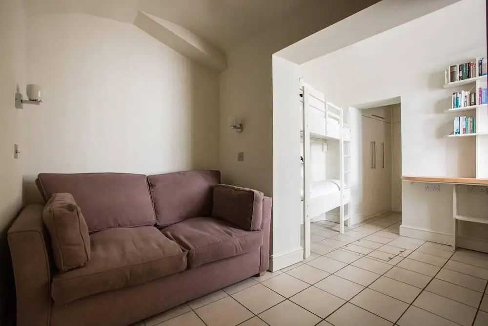 Spacious 2BR Flat in Kensington