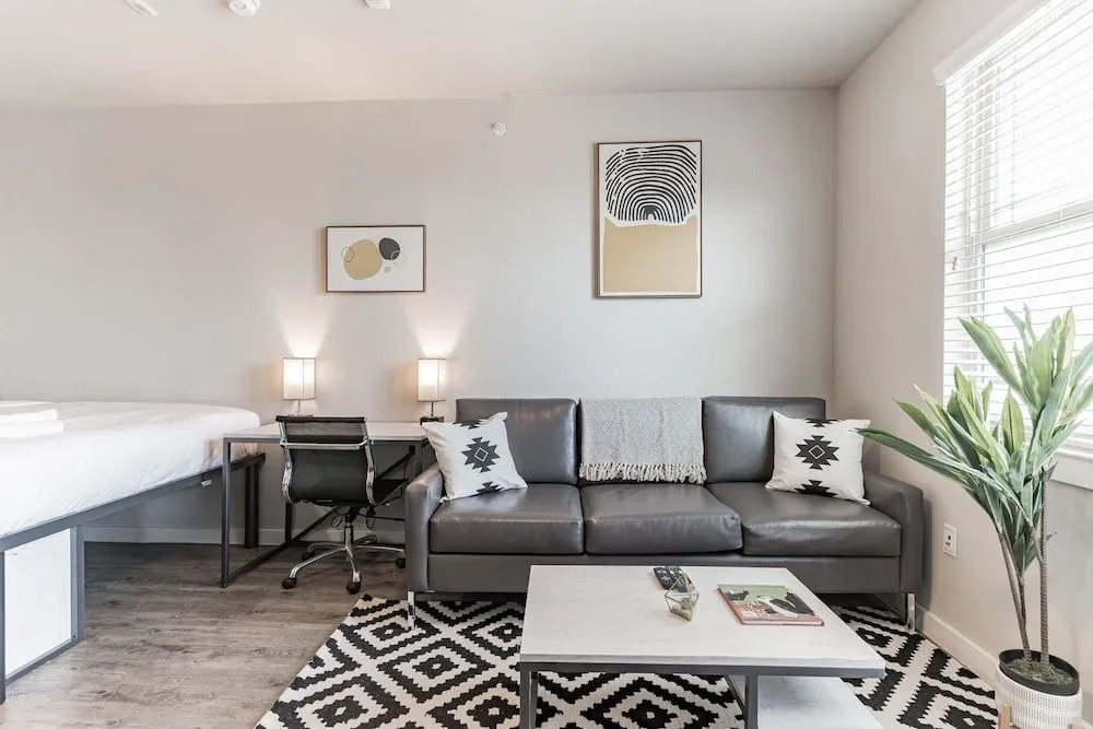 East DT Houston Getaway Near Parks and Restaurants