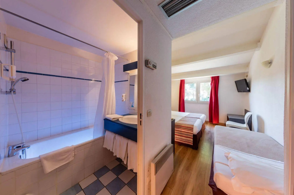 Artemia Aigues-Mortes - Hôtel avec piscine - Bornes électriques - Parking privé - Local vélo-moto