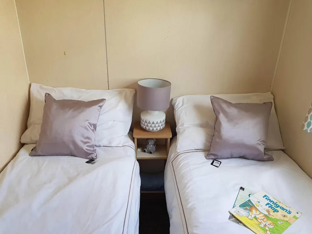 Pool-garden-2br-parking-wifi-sleeps6