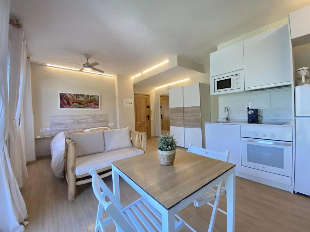 R126 Beachfront Apartment Sant Salvador