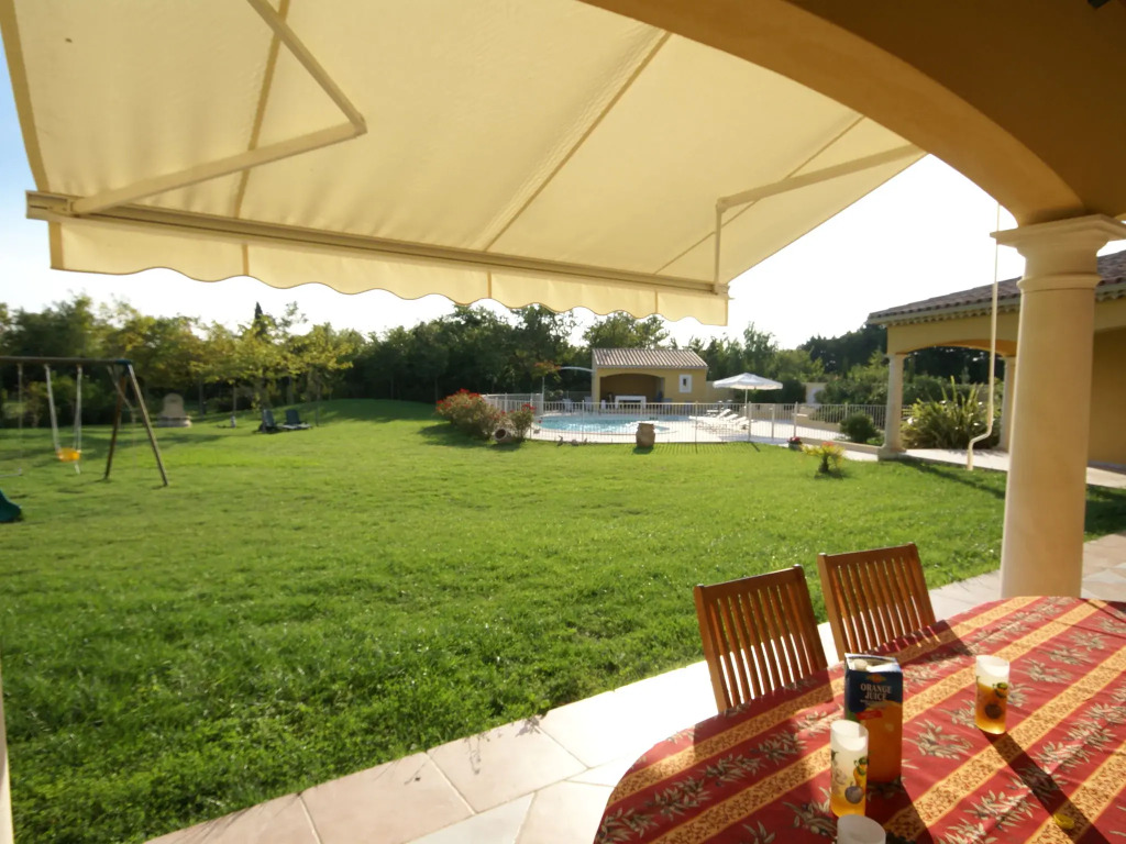 Villa in L'isle-sur-la-sorgue With Pool