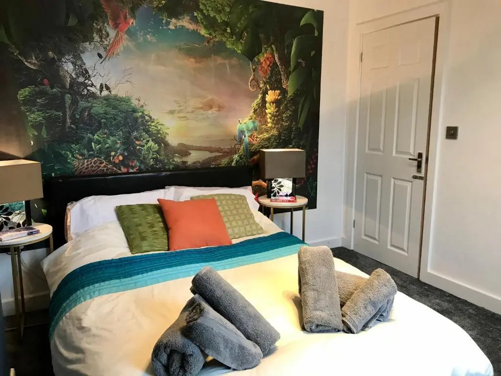 Stylish 3 Bedroom House Only 5 Mins From M6/m58