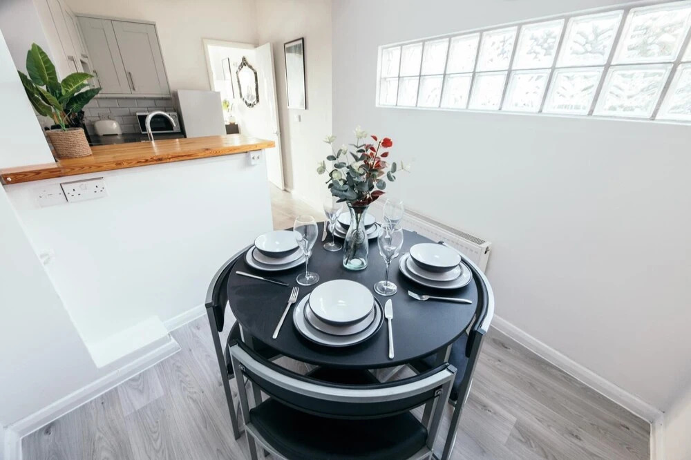 NEW Sleek and Chic 1BD Brighton Flat - Sleeps 3