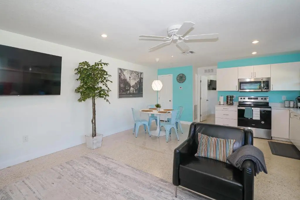 Modern & Fresh - Less than 3 miles to the Beach