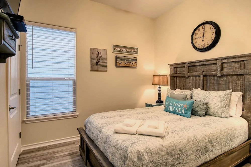 Hook's Harbor Pb204 3 Bedrooms 3 Bathrooms Condo