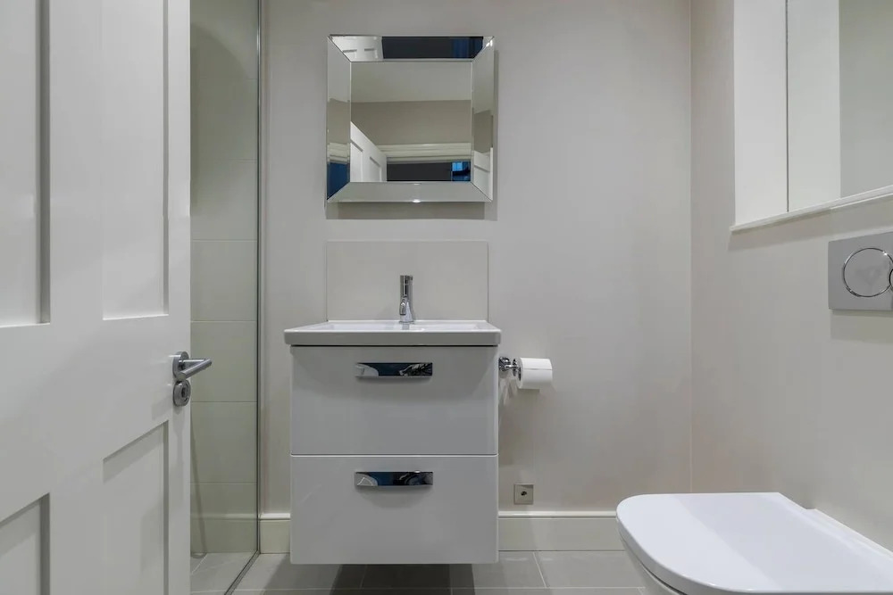 Gorgeous 5BR home with garden and parking in Battersea