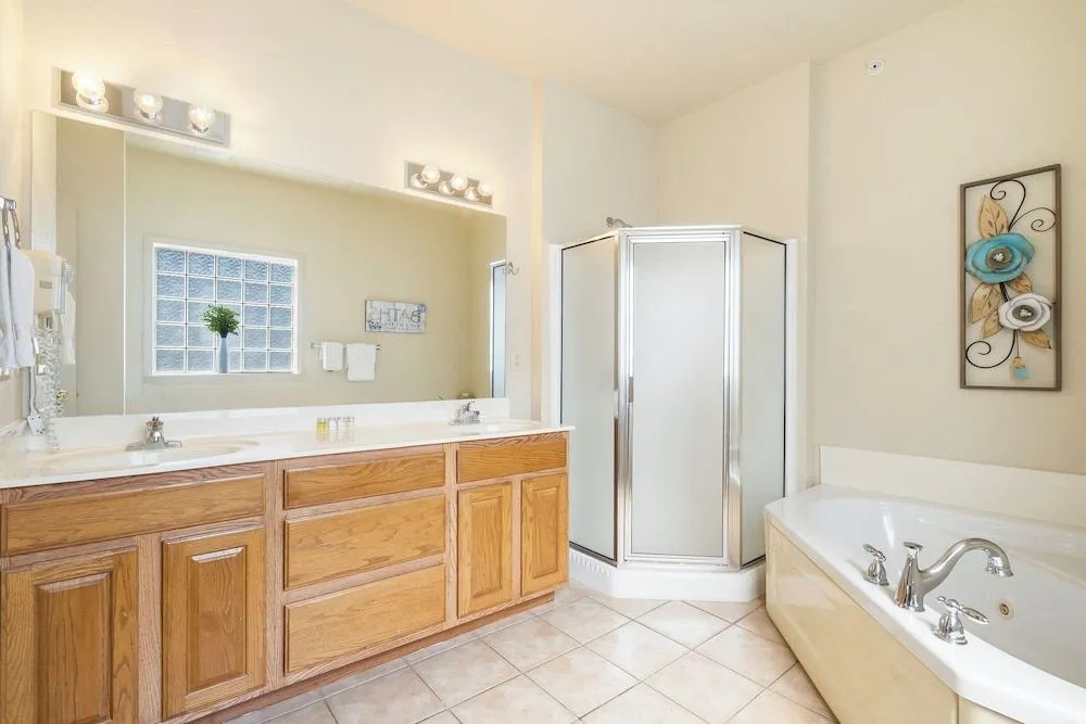 T Time Getaway - Overlooking Golf Views!