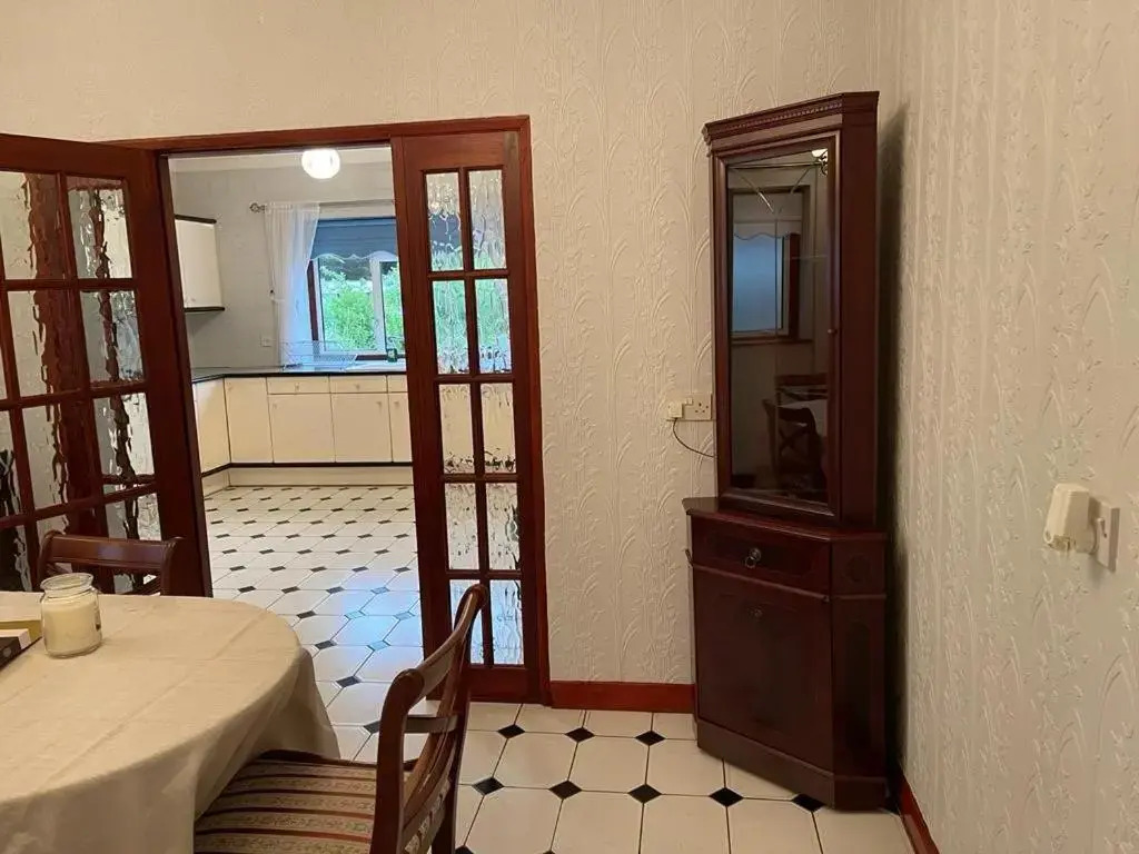 Cheerful 3 bedroom house with off street parking