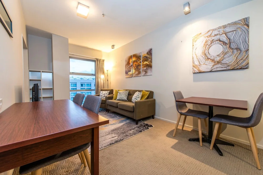 JHT - 2 BRM Apartment, Air Con, Close to SkyTower