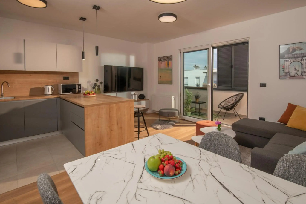 LUX 3 Bedroom Suite with FREE Private Parking