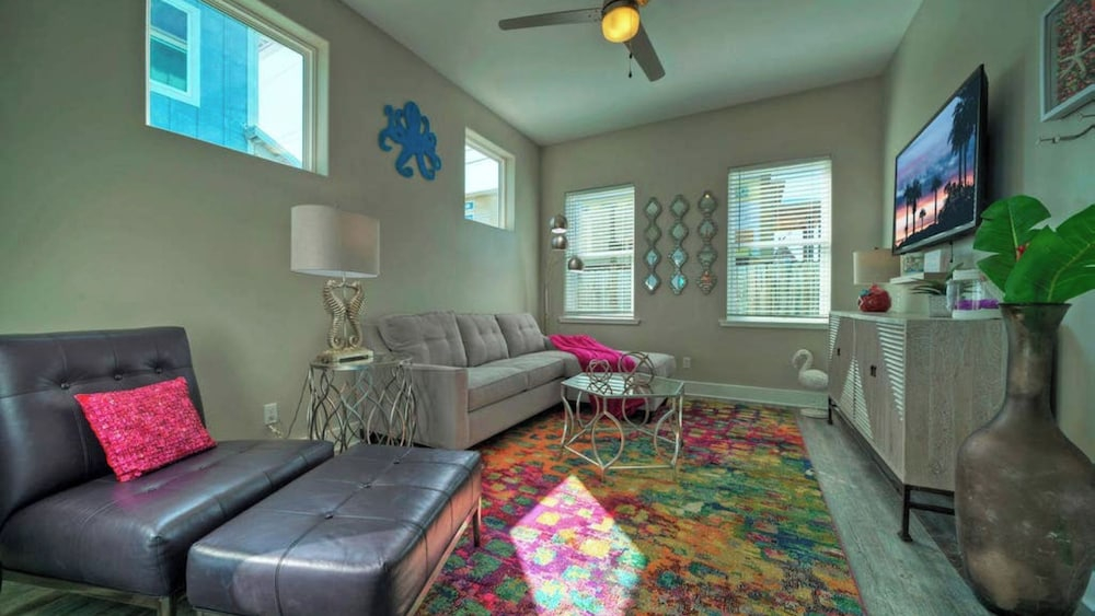 Sleeps 21, 2 Homes 2 Private Pools, Fire Pit, Swing Bar Walk to the Beach