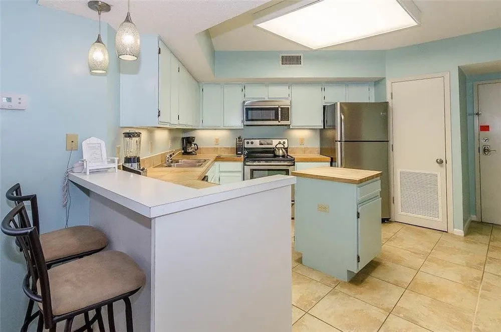 Windward Pointe 1003 - 3 Br condo by RedAwning