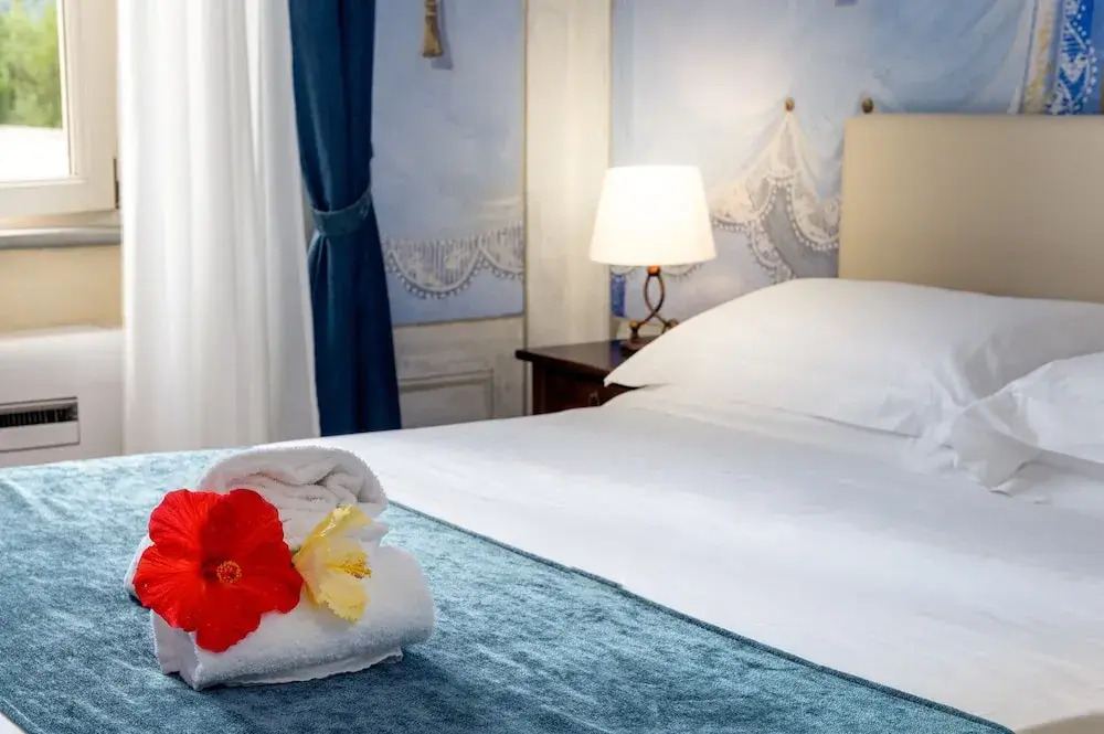 Hotel with swimming pool in Riparbella
