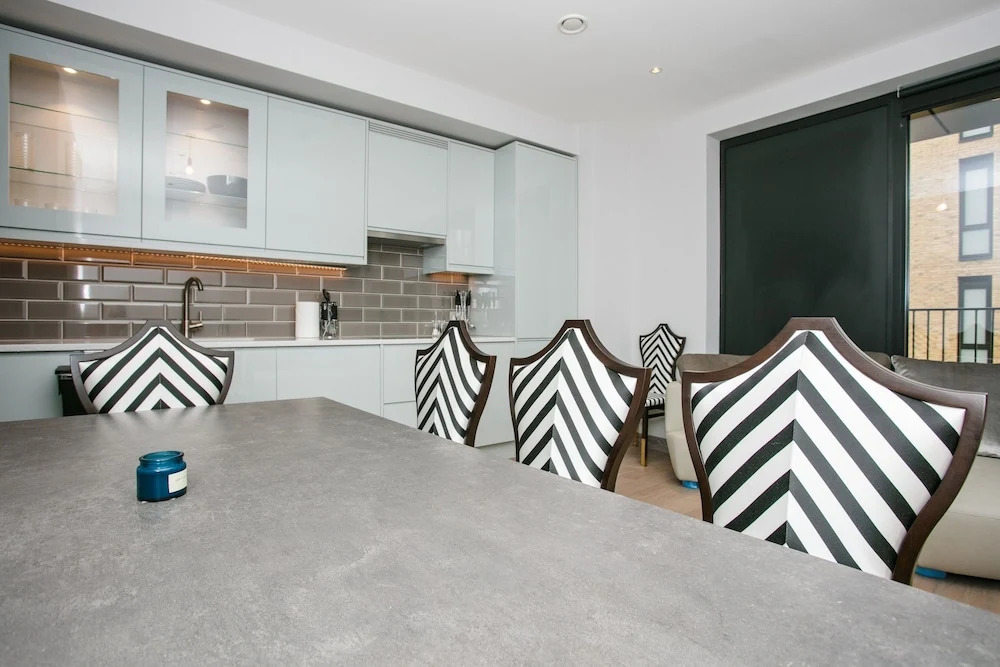 Modern 1 Bedroom Apartment With Balcony