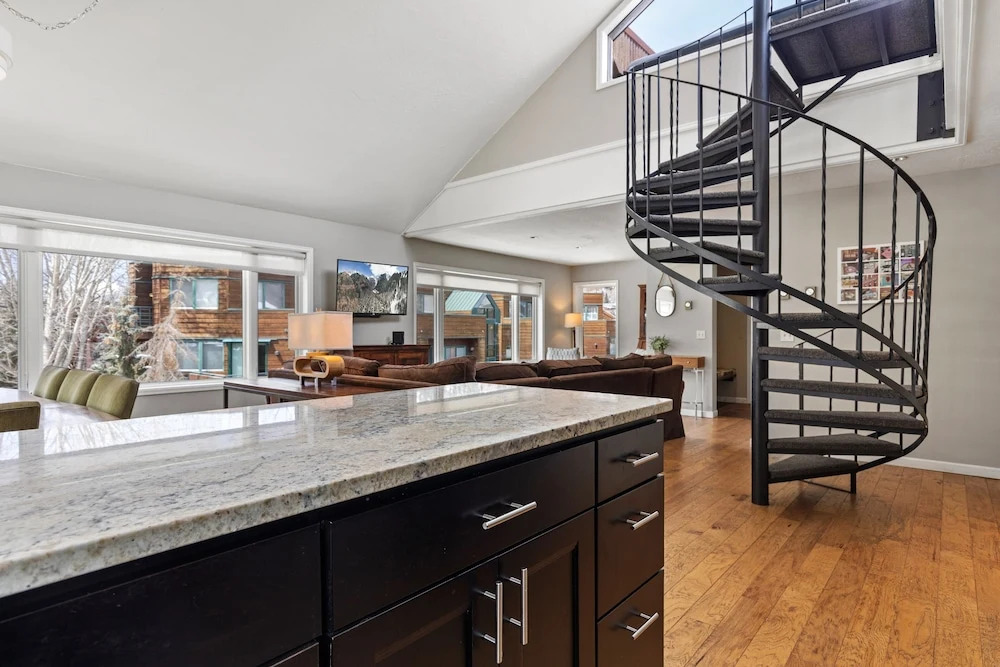 Ghostriders 10 by Avantstay Penthouse Suite w/ Large Patio & Mountain Views!