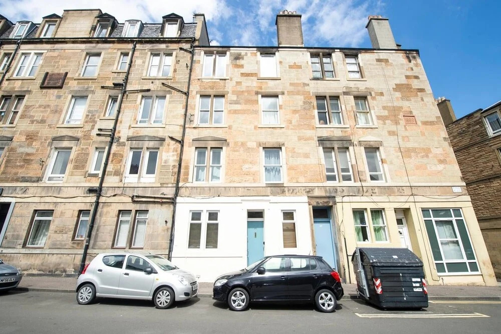 Cute Private Door 2 Bed Apartment on Easter Road