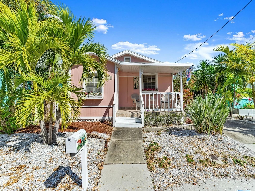 Beachy Bungalow by Vtrips