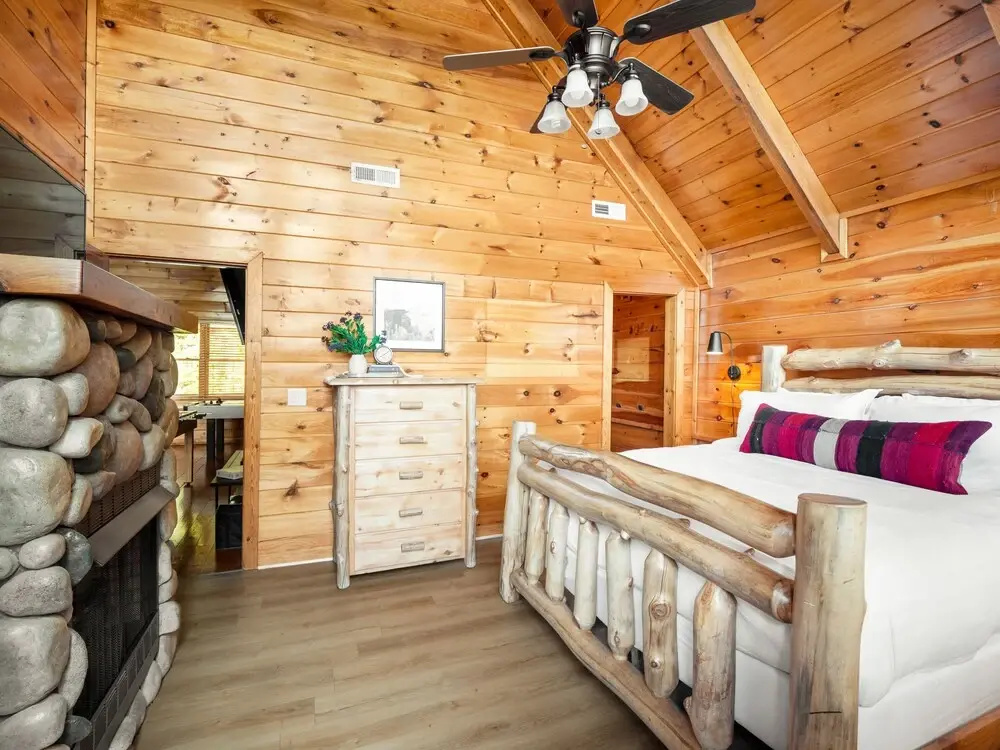 Cades Cove by Avantstay Treetop Haven in Smokey Mountains w/ Hot Tub, Game Room & Home Theatre