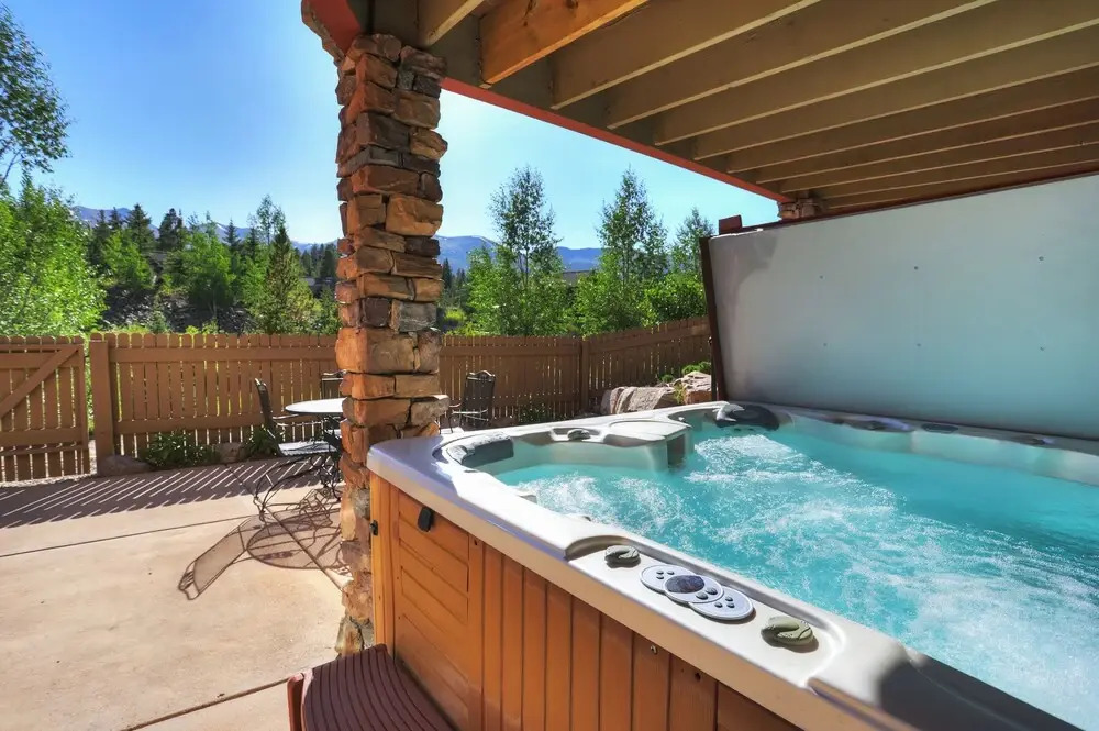 Creekside Escape 4 Bedroom Home by RedAwning