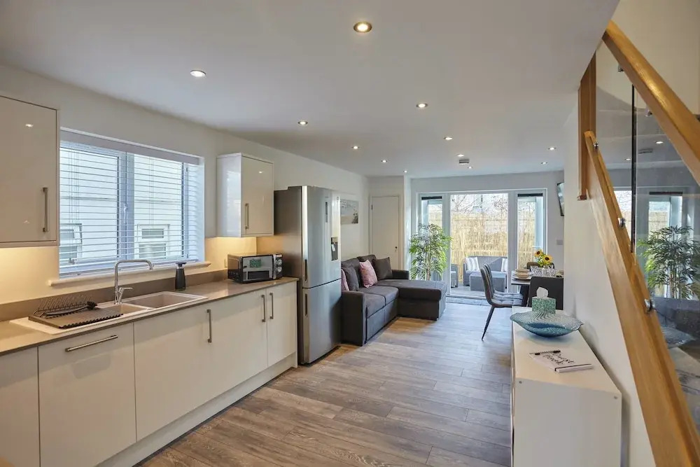 2022 Modern Home In Central Hayle With Parking