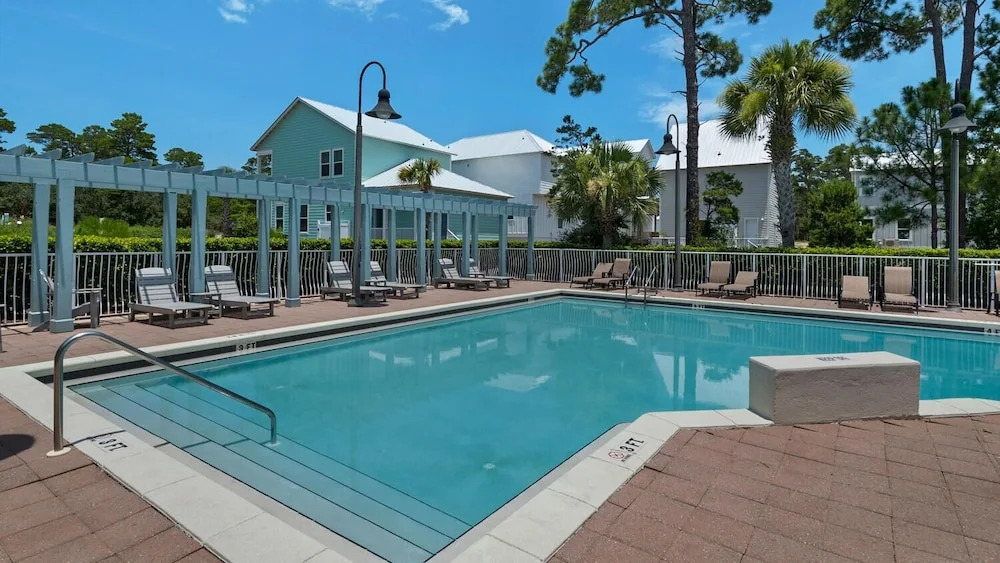 6-seater Golf Cart, Sleeps 16, Close to the Beach!