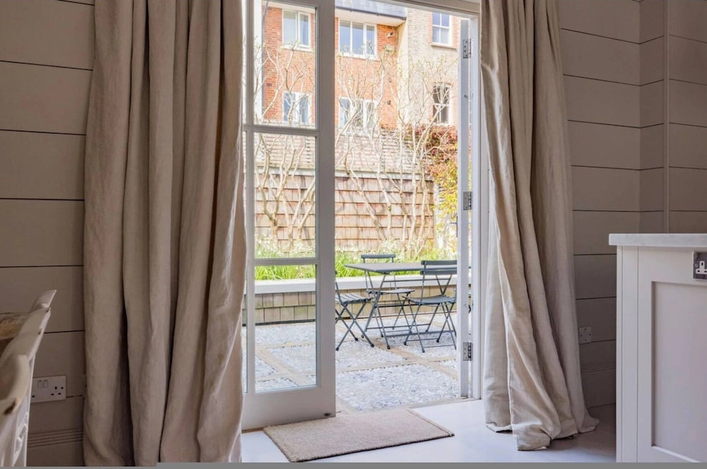 Parkside Mews 3 Bedroom Home With Garden
