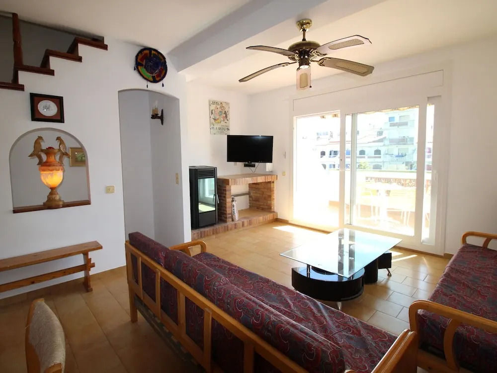 Cozy Holiday Home in Empuriabrava With Terrace and Jetty