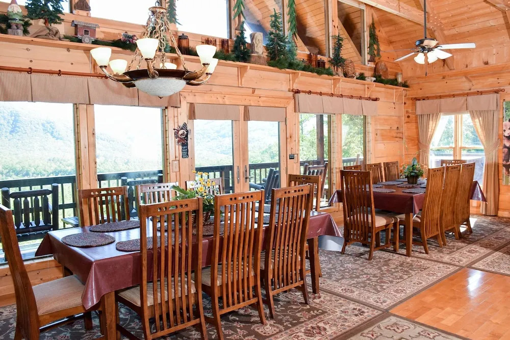 PAPA BEAR'S DEN - 5 Br Cabin