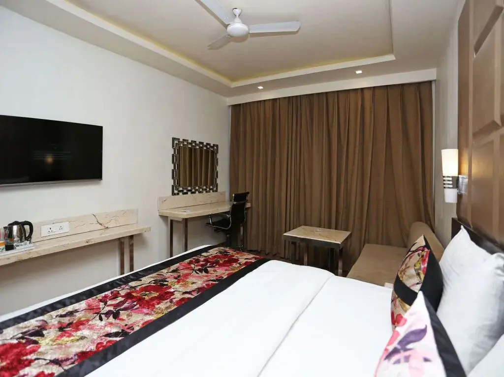 OYO 12172 Hotel Deep Premium